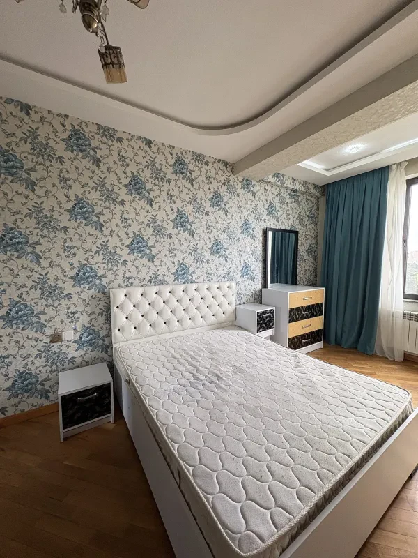 Kirayə verilir 2 otaqlı mənzil 105 m²