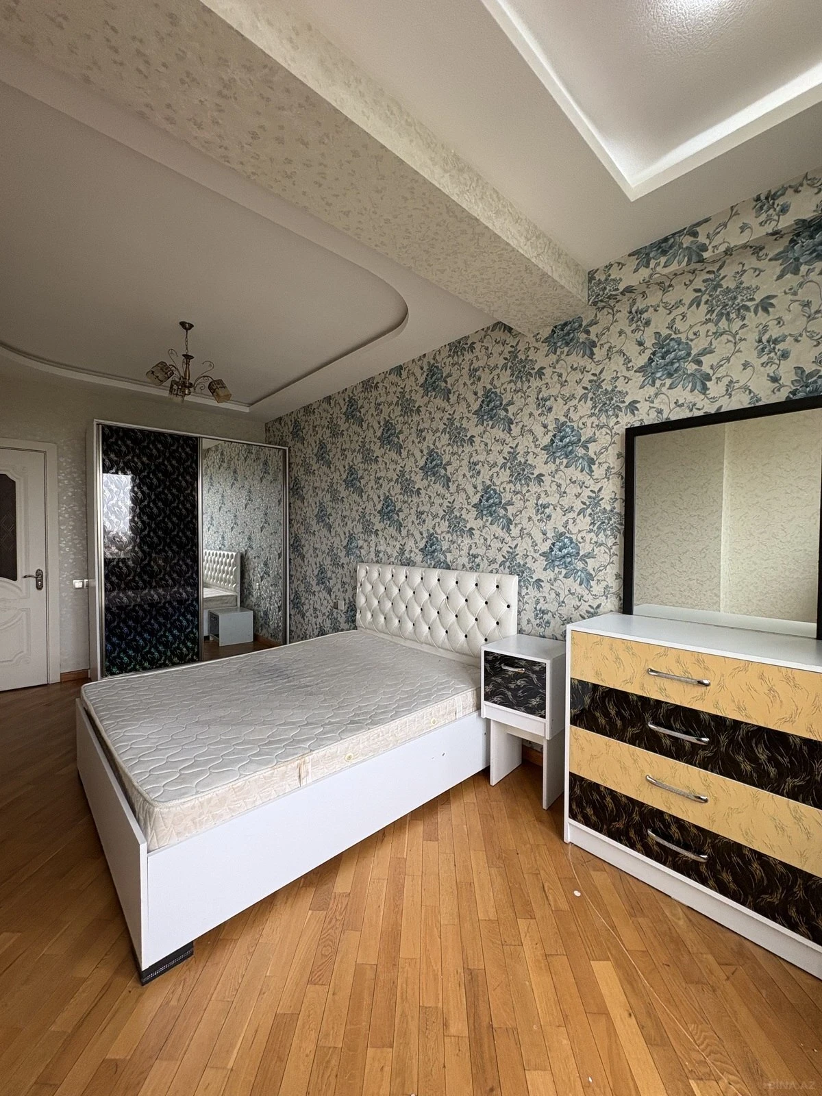 Kirayə verilir 2 otaqlı mənzil 105 m²