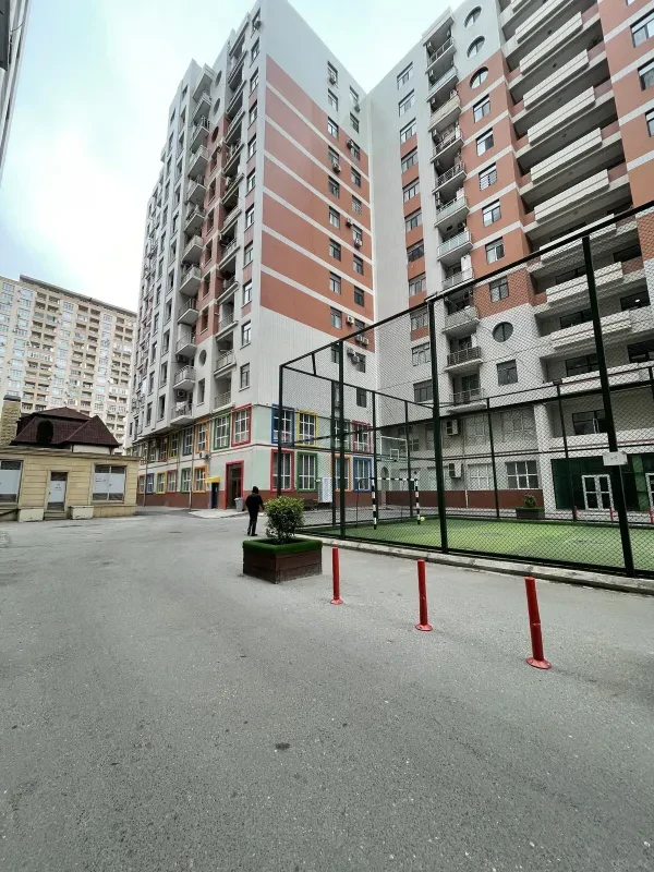Satılır 4 otaqlı mənzil 130 m²