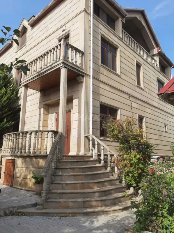 Satılır 7 otaqlı həyət evi 375 m²