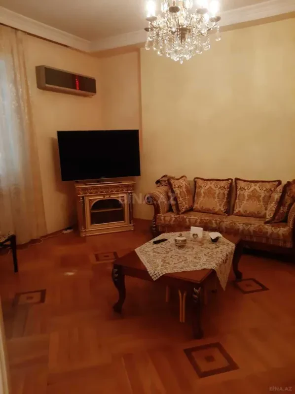 Satılır 7 otaqlı həyət evi 375 m²