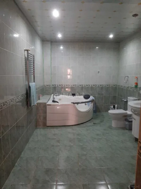 Satılır 7 otaqlı həyət evi 375 m²