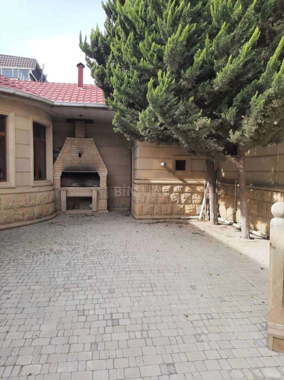 Satılır 7 otaqlı həyət evi 375 m²