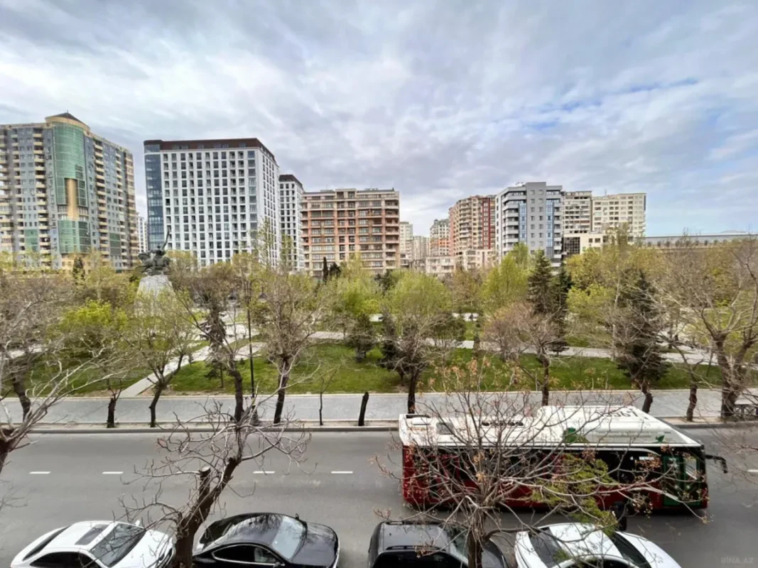 Satılır 4 otaqlı mənzil 185 m²