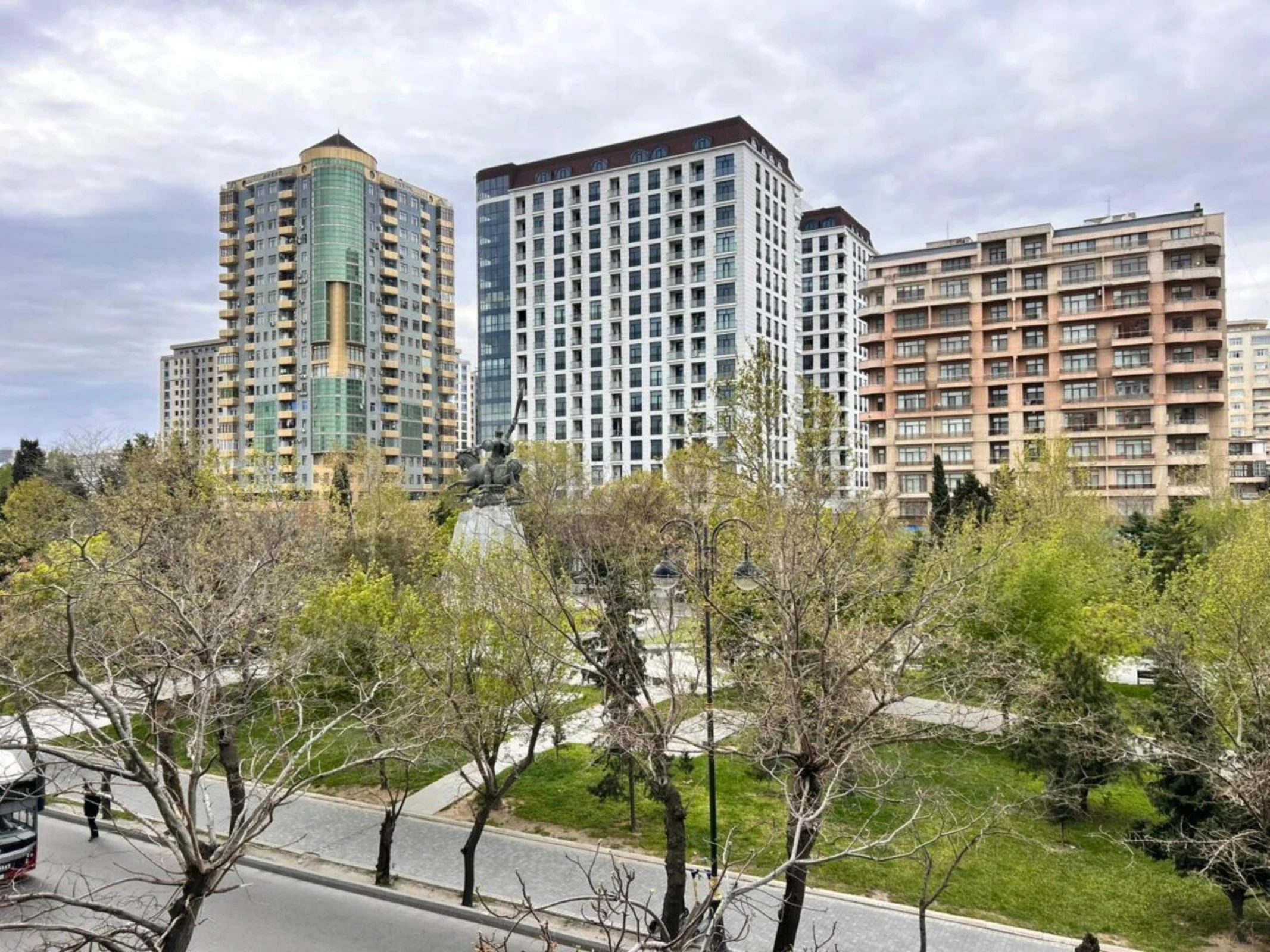 Satılır 4 otaqlı mənzil 185 m²
