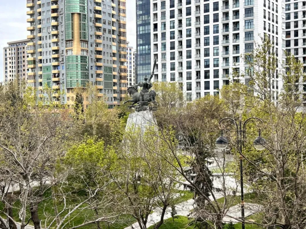 Satılır 4 otaqlı mənzil 185 m²