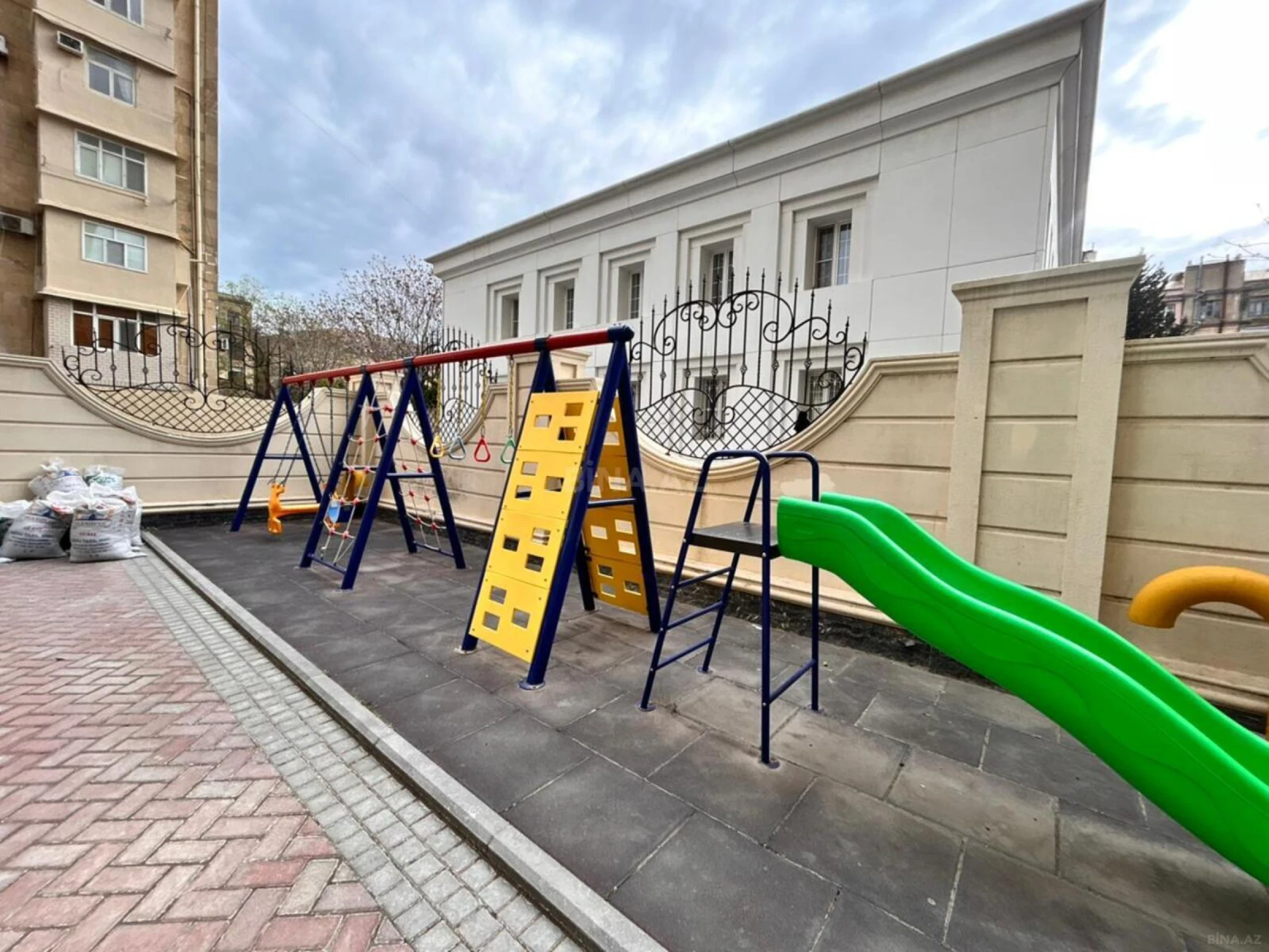 Satılır 4 otaqlı mənzil 185 m²