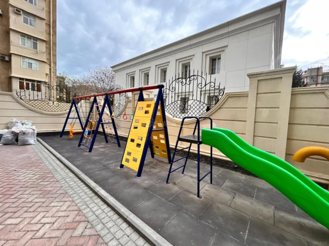 Satılır 4 otaqlı mənzil 185 m²
