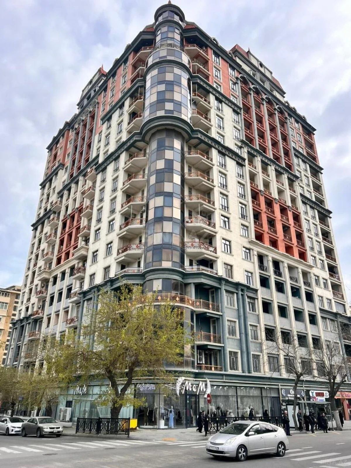 Satılır 4 otaqlı mənzil 185 m²