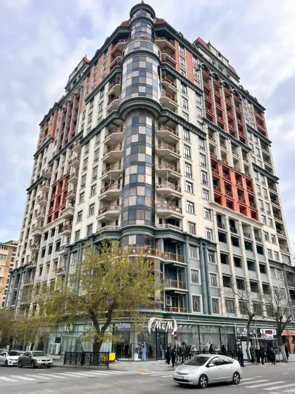 Satılır 4 otaqlı mənzil 185 m²