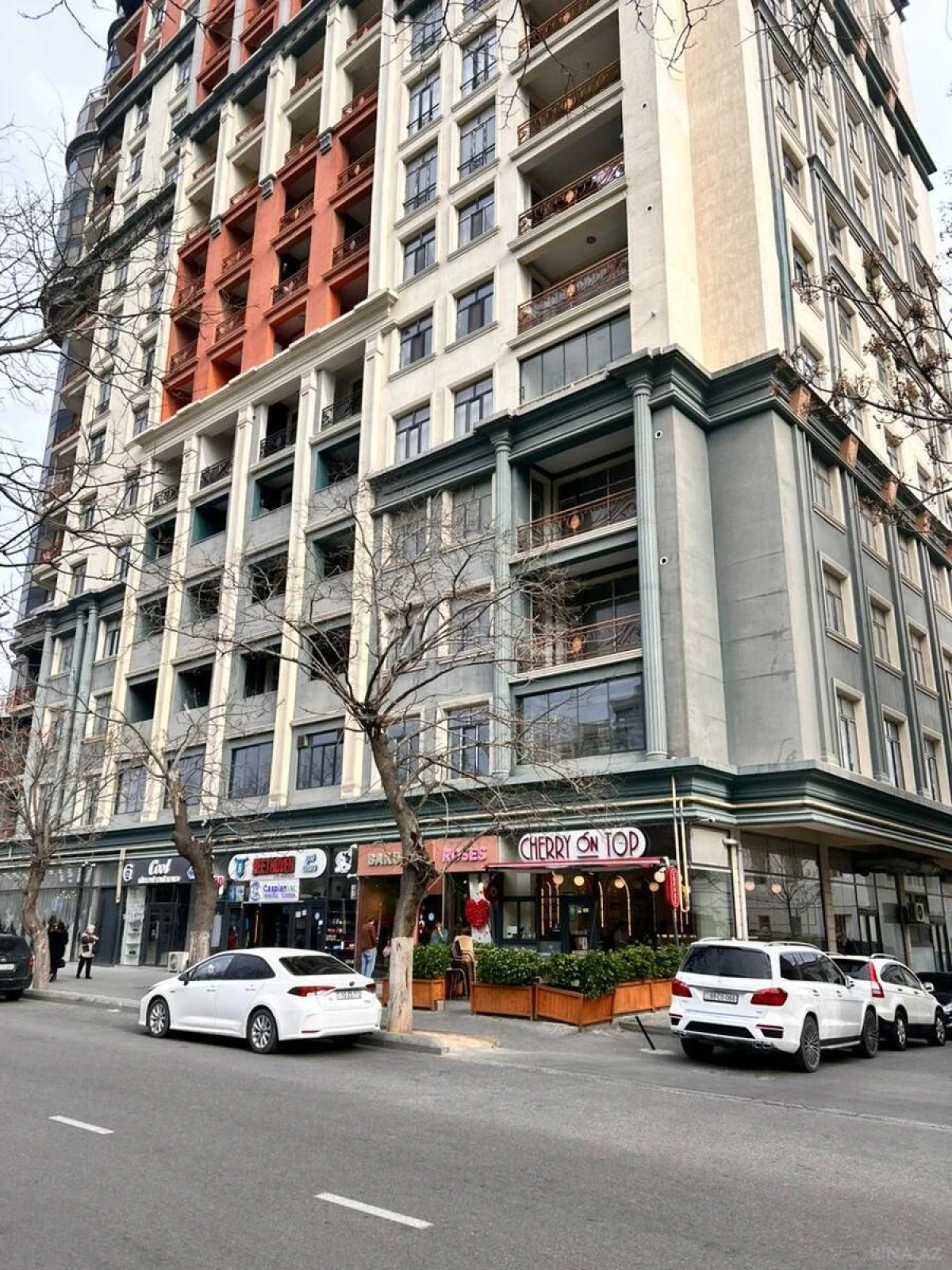 Satılır 4 otaqlı mənzil 185 m²