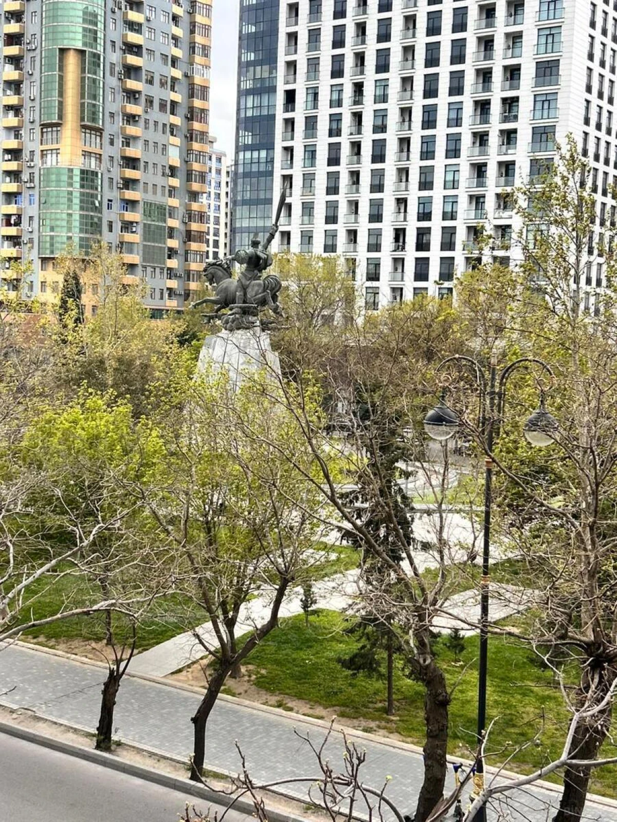 Satılır 4 otaqlı mənzil 185 m²