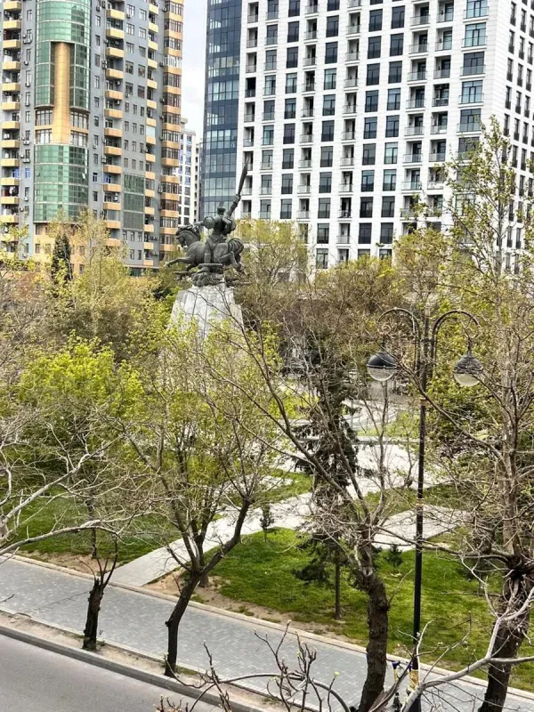 Satılır 4 otaqlı mənzil 185 m²