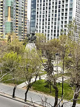 Satılır 4 otaqlı mənzil 185 m²