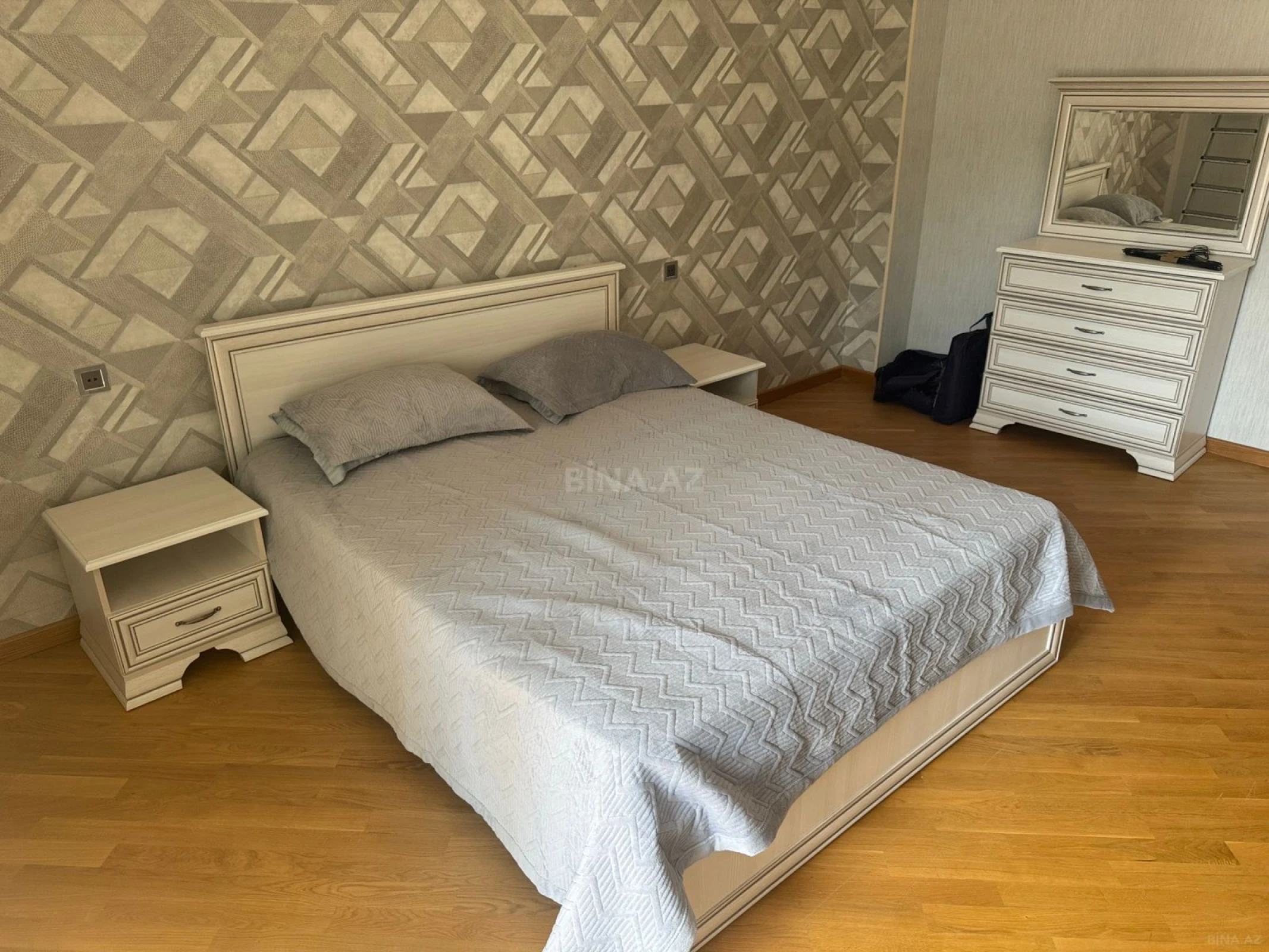 Kirayə verilir 3 otaqlı mənzil 130 m²