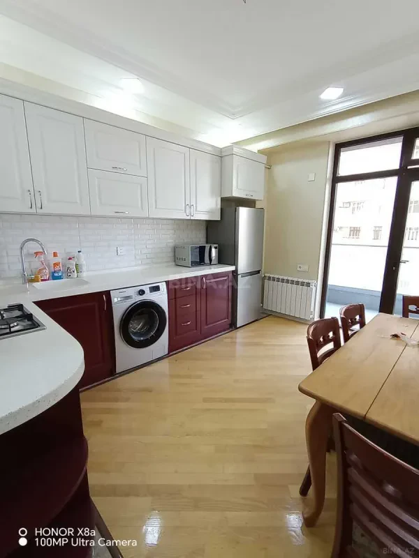 Kirayə verilir 3 otaqlı mənzil 148 m²