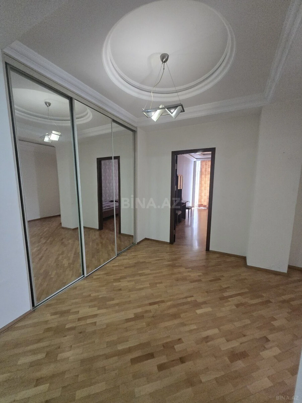 Kirayə verilir 2 otaqlı mənzil 110 m²