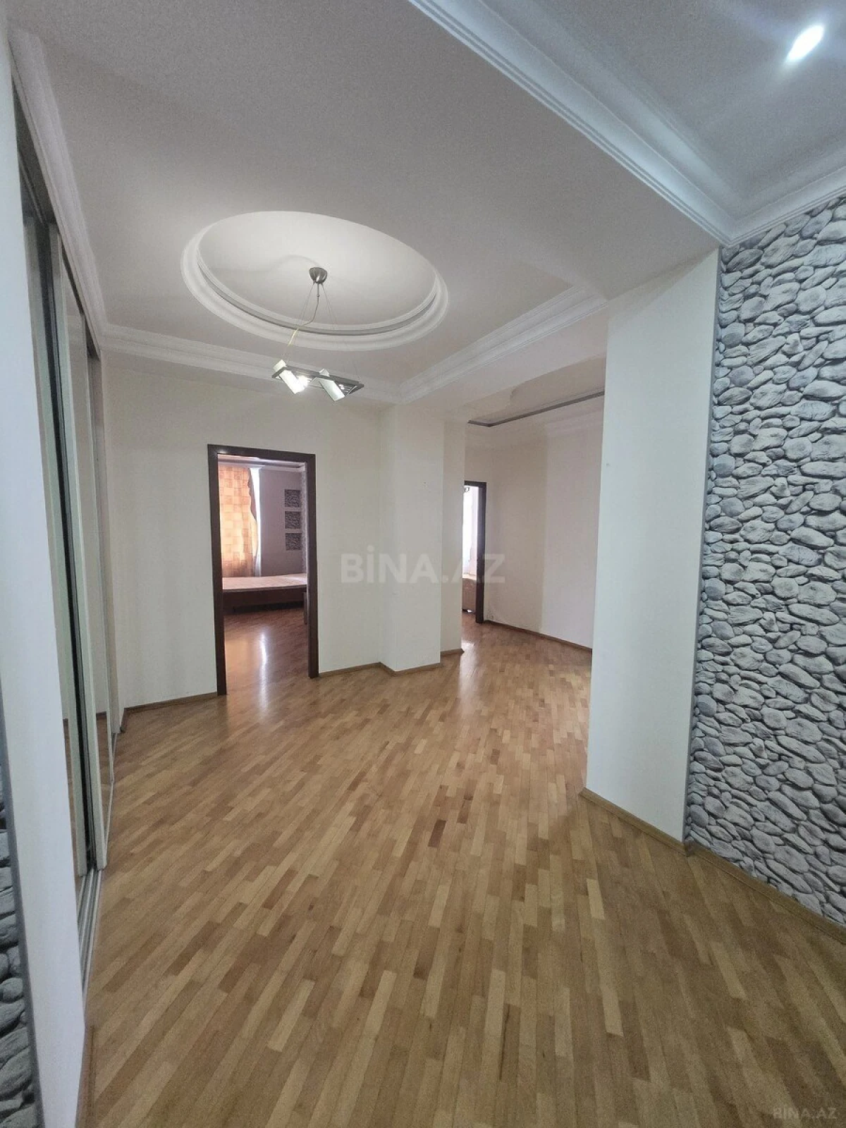 Kirayə verilir 2 otaqlı mənzil 110 m²