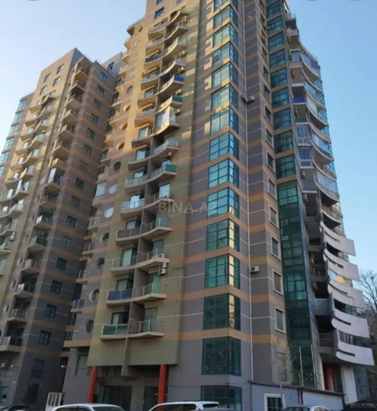Satılır 4 otaqlı mənzil 205 m²
