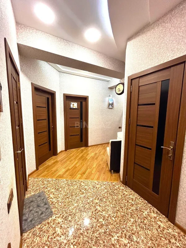 Kirayə verilir 4 otaqlı mənzil 124 m²
