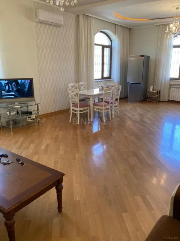 Kirayə verilir 7 otaqlı həyət evi 450 m²
