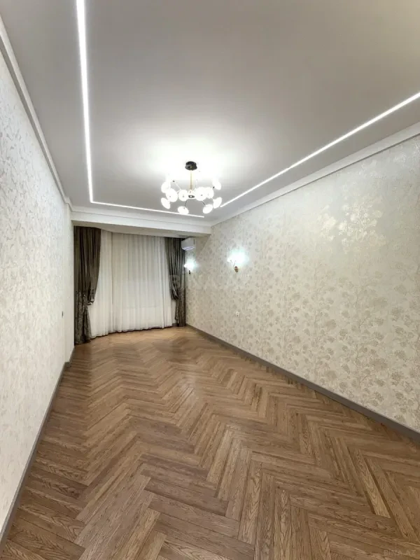 Satılır 4 otaqlı mənzil 245 m²