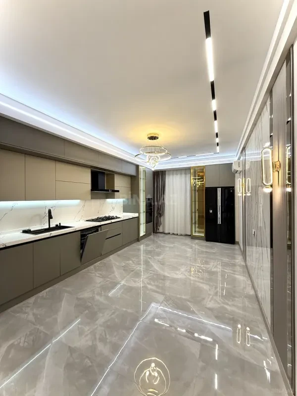 Satılır 4 otaqlı mənzil 245 m²