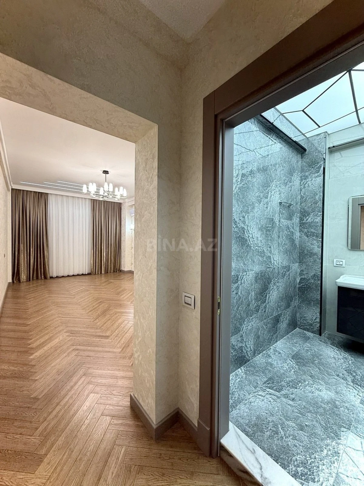 Satılır 4 otaqlı mənzil 245 m²