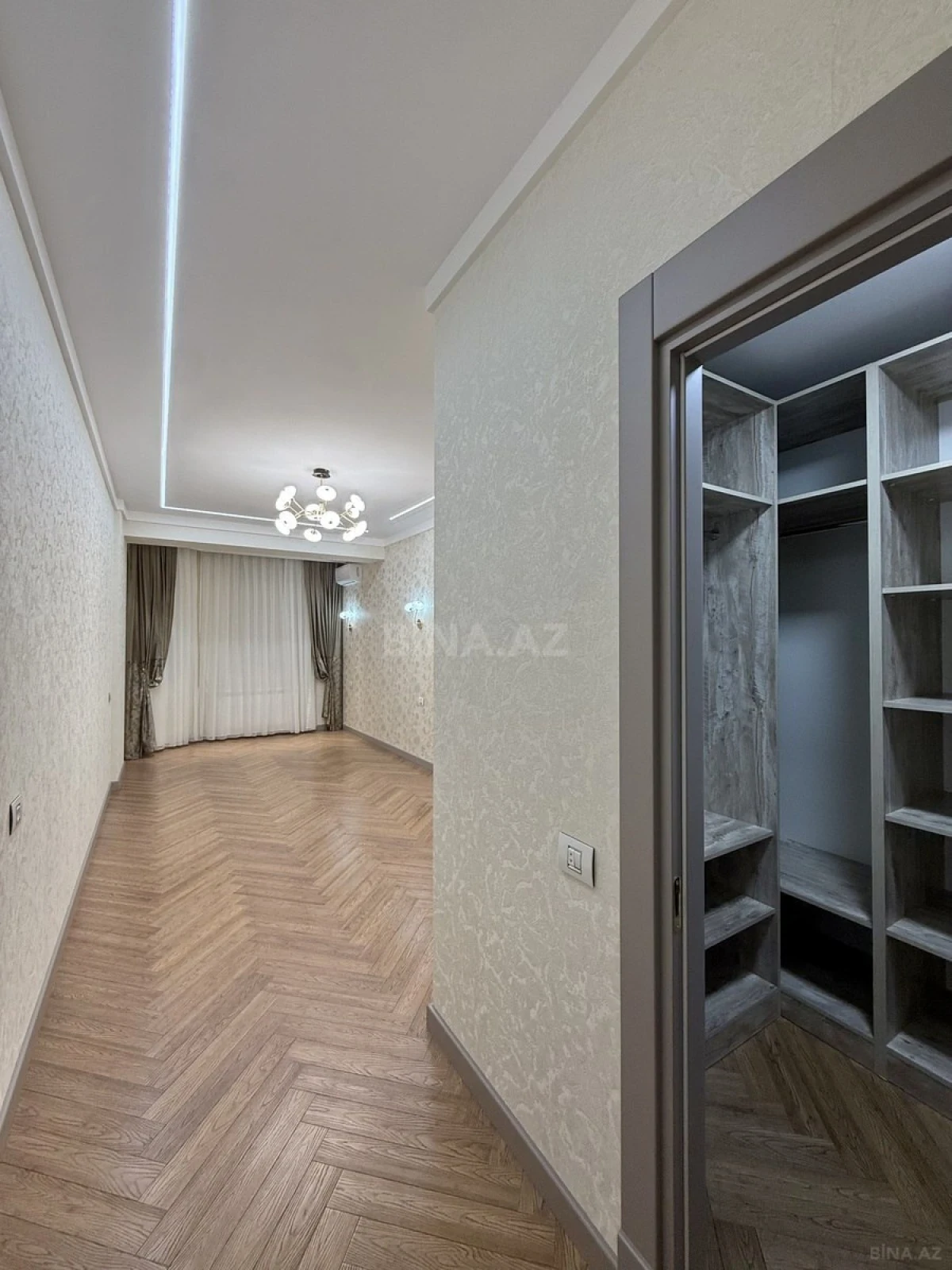 Satılır 4 otaqlı mənzil 245 m²