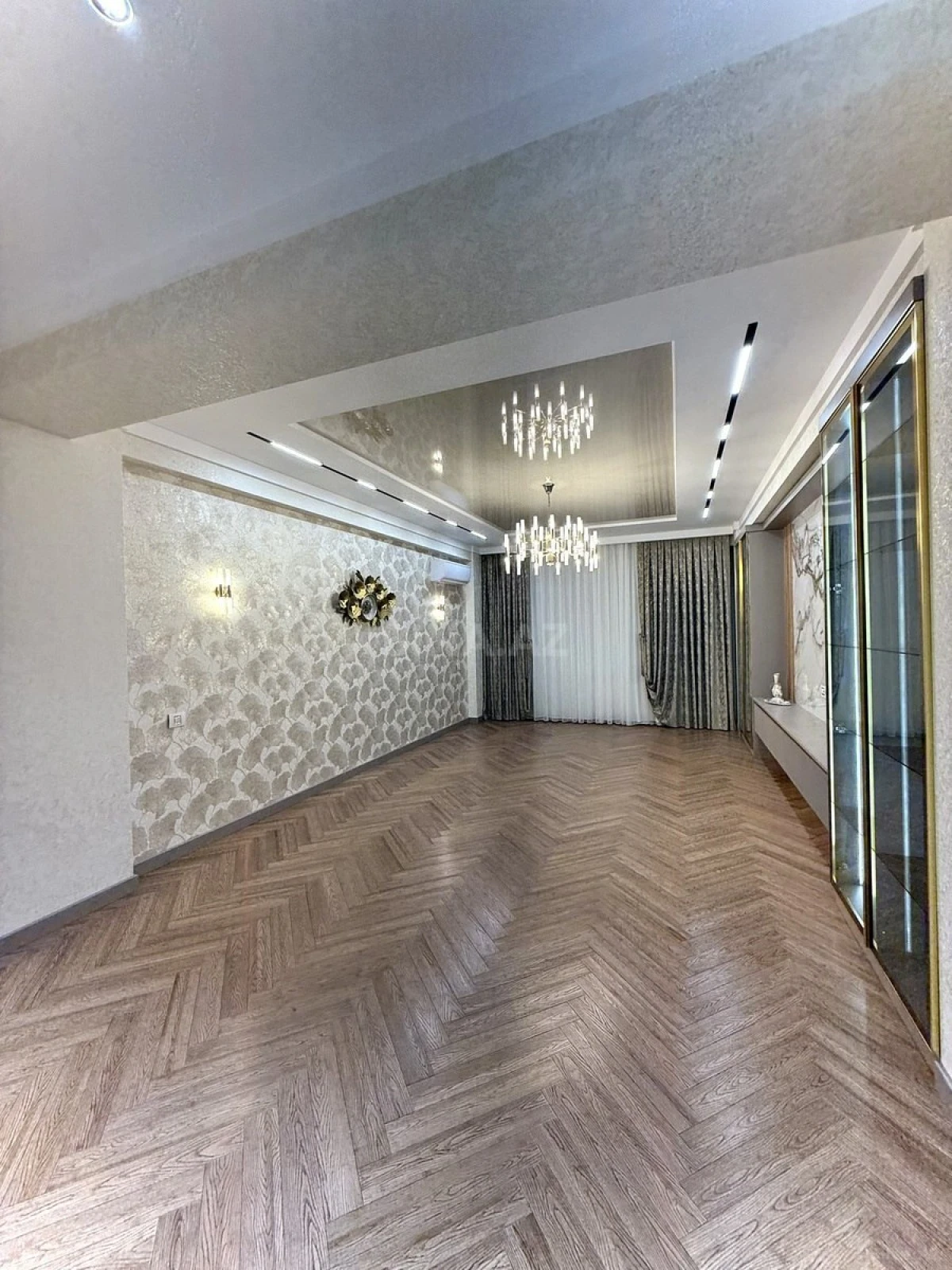 Satılır 4 otaqlı mənzil 245 m²