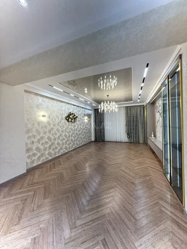 Satılır 4 otaqlı mənzil 245 m²