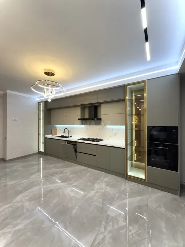 Satılır 4 otaqlı mənzil 245 m²