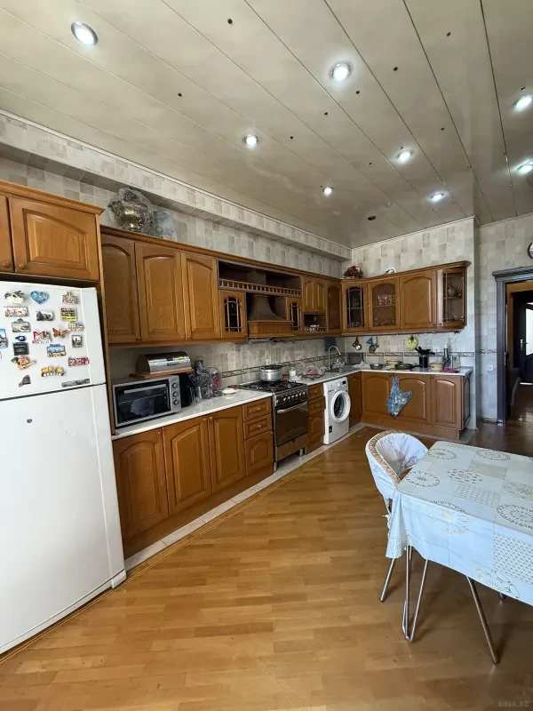 Satılır 4 otaqlı mənzil 195 m²