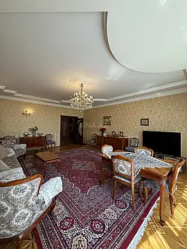 Satılır 4 otaqlı mənzil 195 m²