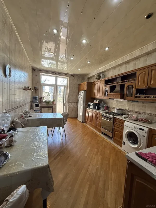 Satılır 4 otaqlı mənzil 195 m²