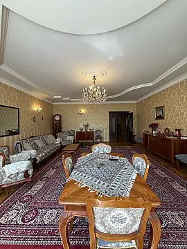 Satılır 4 otaqlı mənzil 195 m²