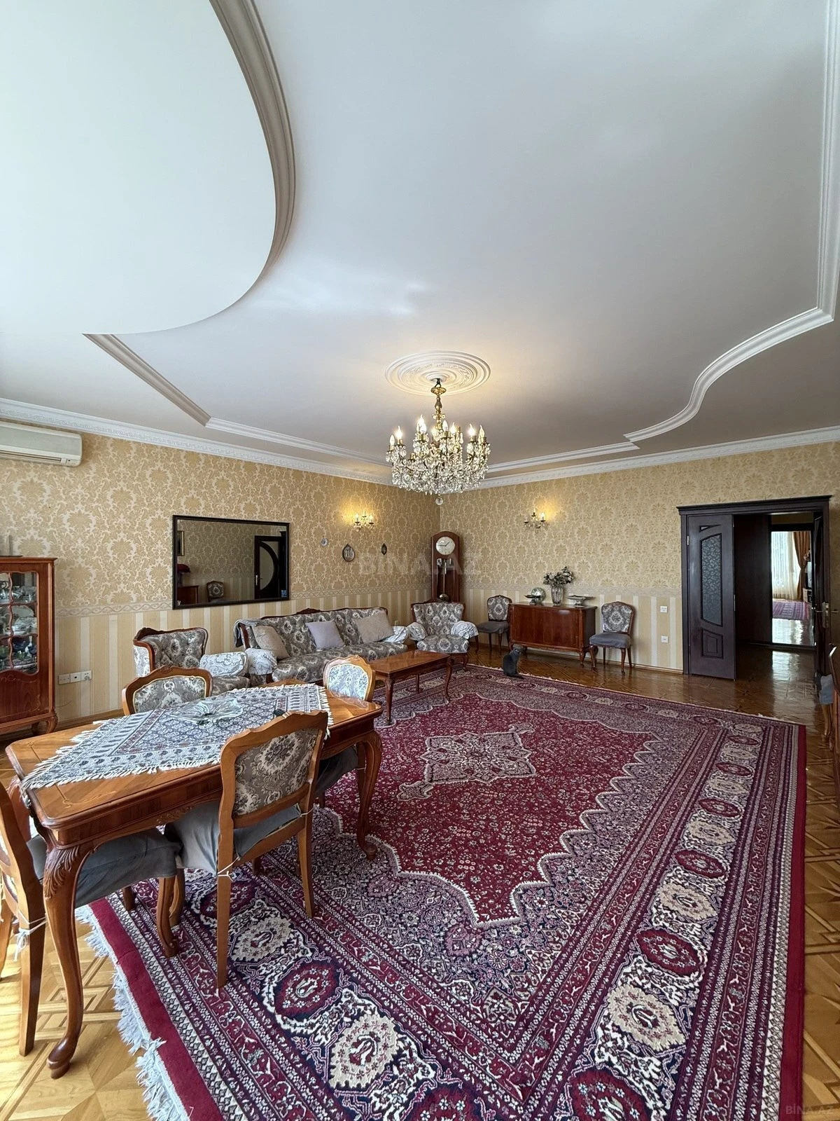 Satılır 4 otaqlı mənzil 195 m²