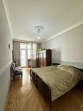 Satılır 4 otaqlı mənzil 195 m²