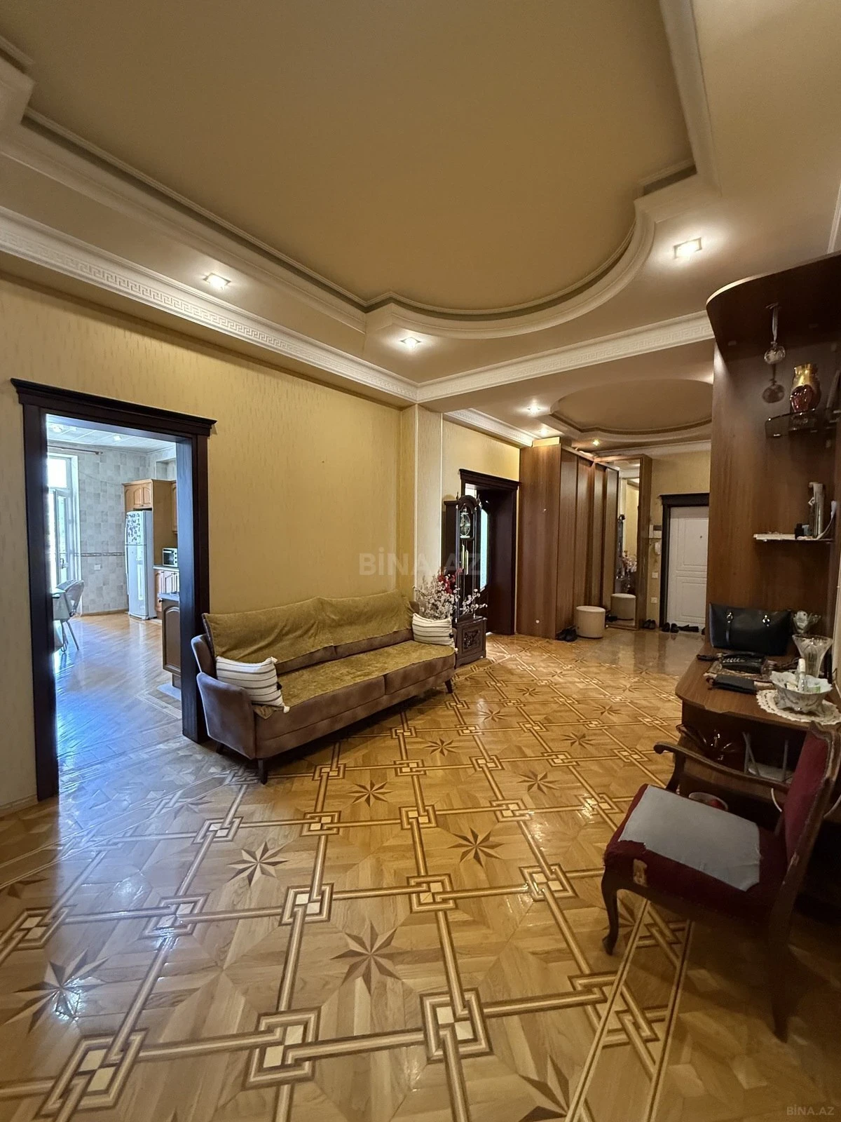 Satılır 4 otaqlı mənzil 195 m²