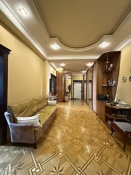 Satılır 4 otaqlı mənzil 195 m²
