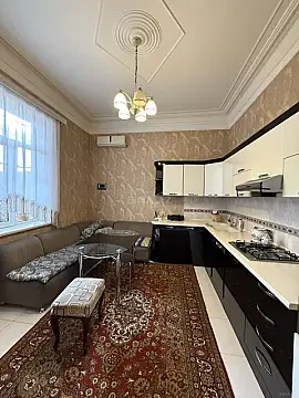 Satılır 5 otaqlı həyət evi 220 m²