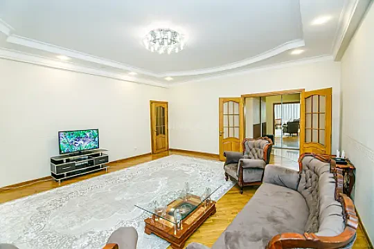Kirayə verilir 3 otaqlı mənzil 150 m² — Bakı 3 otaq 150.00 m²