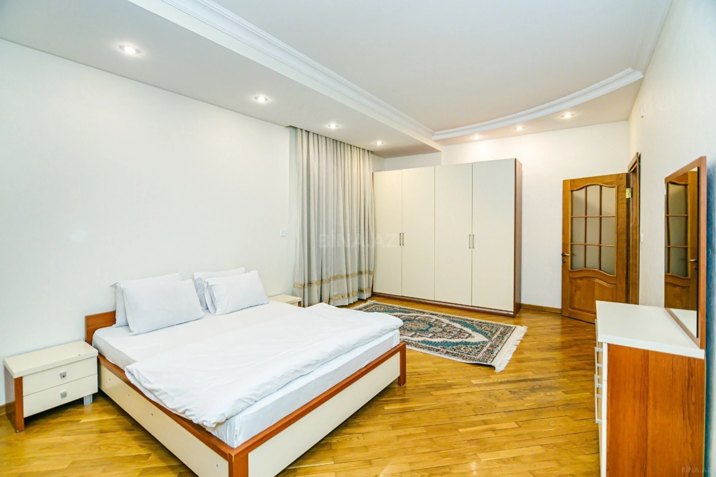 Kirayə verilir 3 otaqlı mənzil 150 m²