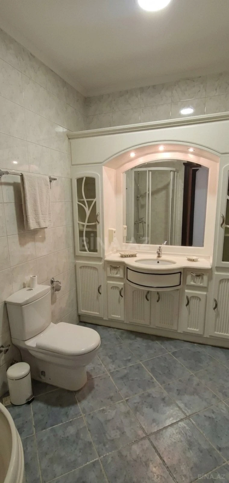 Satılır 4 otaqlı mənzil 183 m²