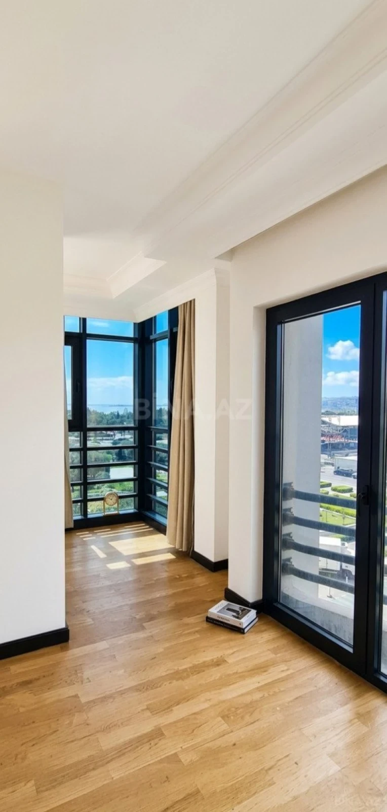 Satılır 4 otaqlı mənzil 183 m²