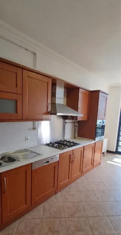 Satılır 4 otaqlı mənzil 183 m²