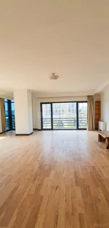 Satılır 4 otaqlı mənzil 183 m²