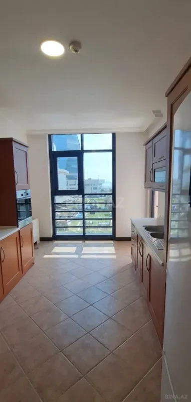 Satılır 4 otaqlı mənzil 183 m²