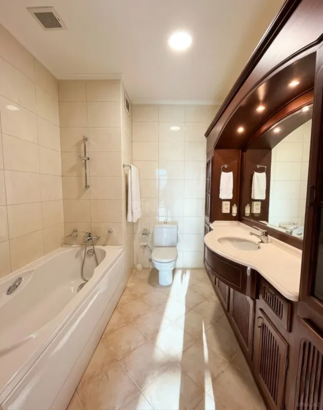 Satılır 4 otaqlı mənzil 183 m²