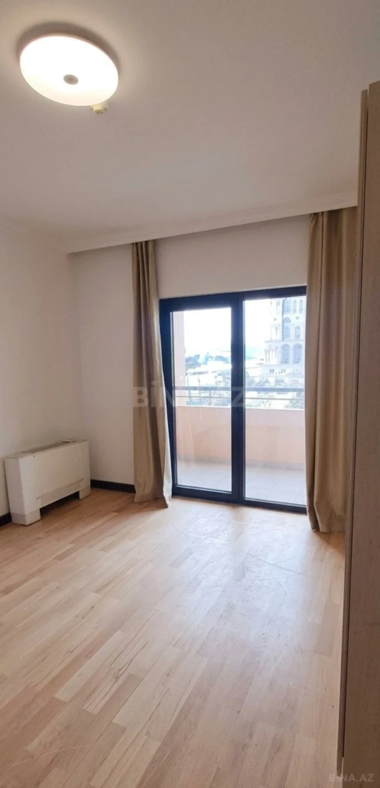 Satılır 4 otaqlı mənzil 183 m²